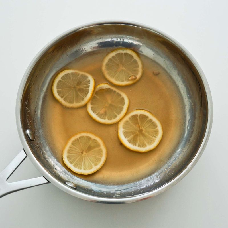 달군 팬에 STEP2의 레몬즙과 슬라이스 한 레몬, 그리고 설탕, 간장, 물 4큰술을 넣고 끓여주세요. 그릇에 녹말 2큰술, 물 2큰술을 섞어 녹말물을 만든 후 팬에 넣고 끓여 레몬소스를 완성하세요.