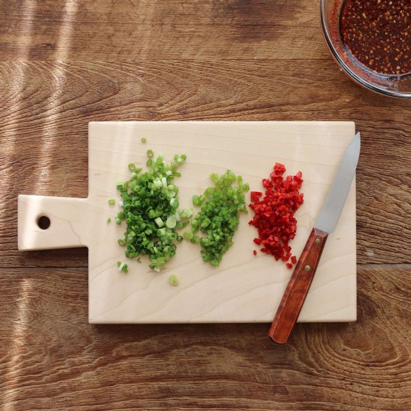 홍고추와 청고추는 잘게 다지고, 실파는 송송 썰어 양념장 재료에 넣고 섞어주세요