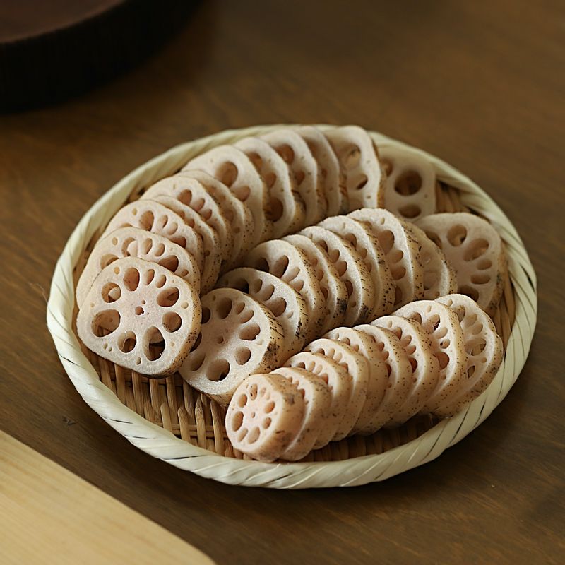 연근은 조리용 솔로 문질러 씻어주세요. 0.5cm 두께로 잘라주세요.