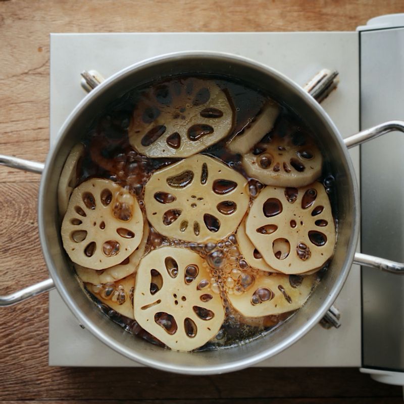 냄비에 물 4컵과 양념 재료를 넣고 끓여 양념이 끓어오르면 데친 연근을 넣어 1시간 정도 중간 불에서 졸여주세요.