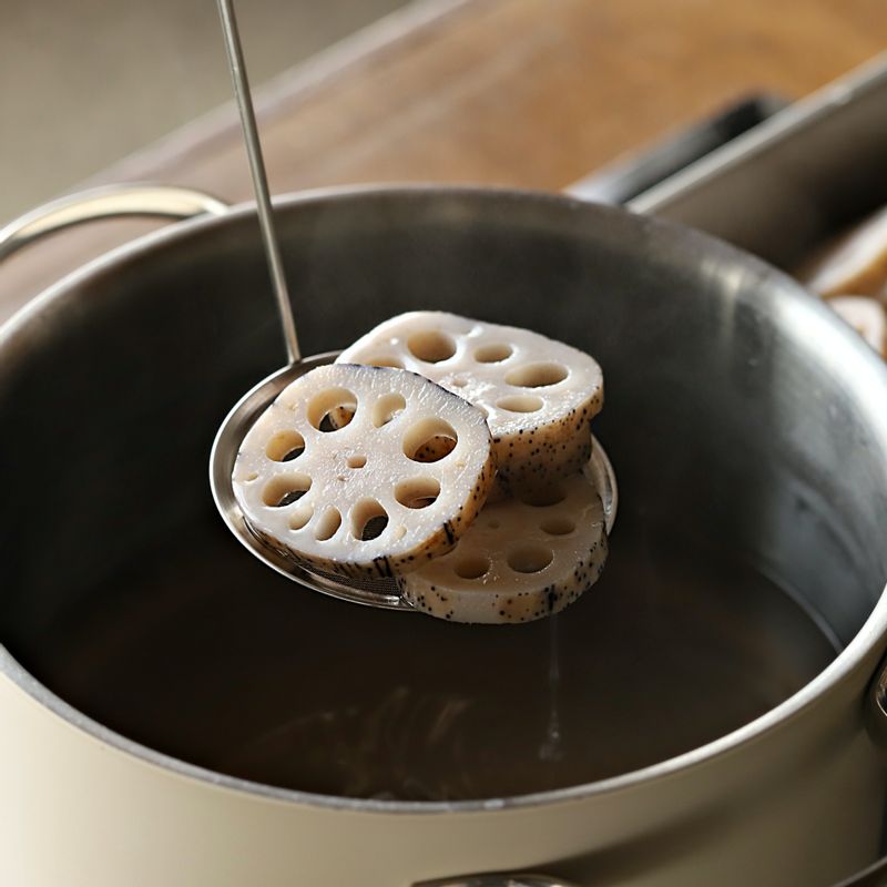 냄비에 연근이 잠길 정도의 물과 연근, 식초, 소금을 넣고 20분 정도 데친 후 찬물에 헹궈주세요. 체에 받쳐 물기를 제거해 주세요.