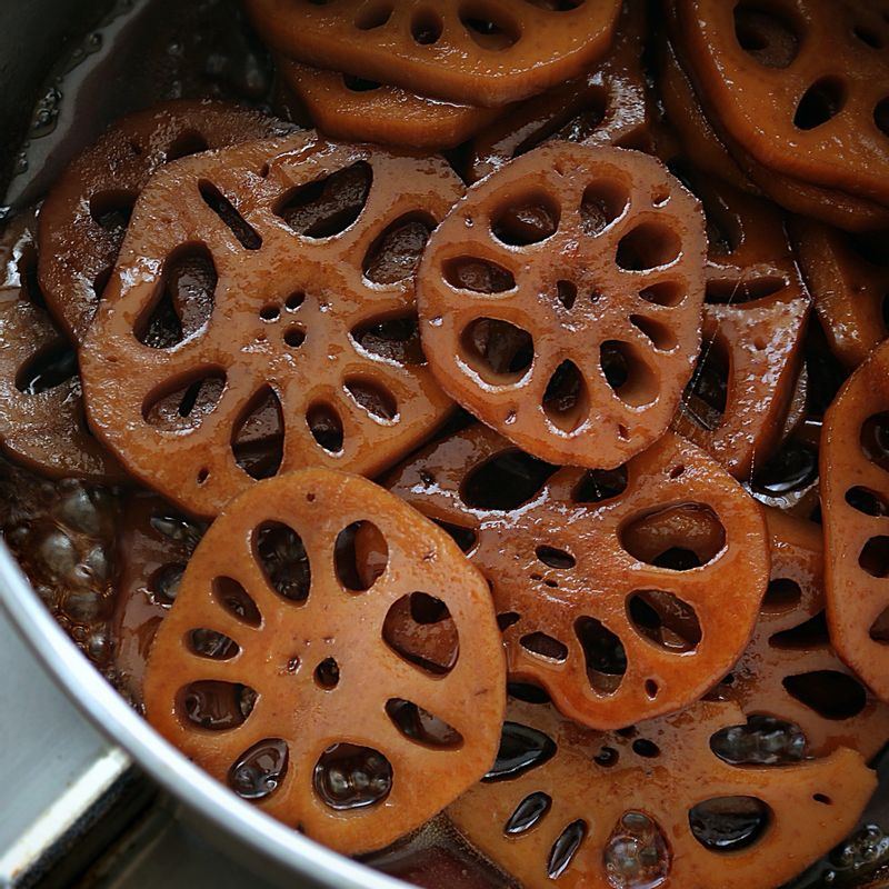 국물이 자작하게 졸아들면 올리고당과 참기름을 넣어 5분 정도 센 불에서 윤기 나게 조려 주세요.