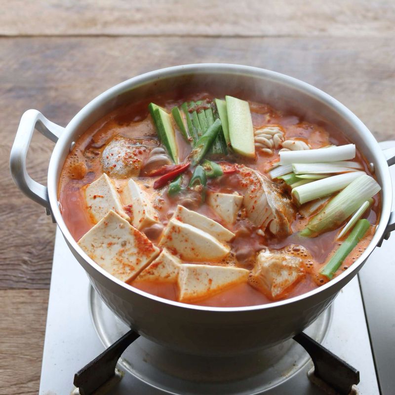 동태가 반쯤 익으면 애호박, 두부, 대파, 홍고추, 청양고추를 넣어 3분 정도 더 끓여주세요.