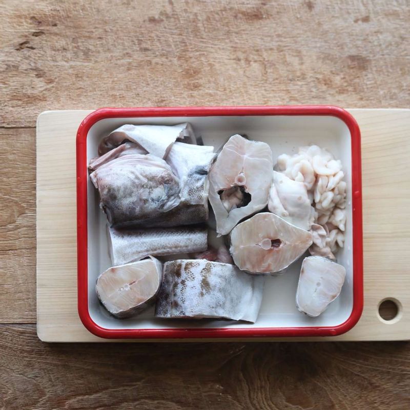 동태는 비늘을 긁어내고 꼬리와 지느러미를 자른 후 배를 가르고 알과 내장을 꺼내주세요. 손질한 동태를 깨끗이 씻어 먹기 좋은 크기로 잘라주세요.