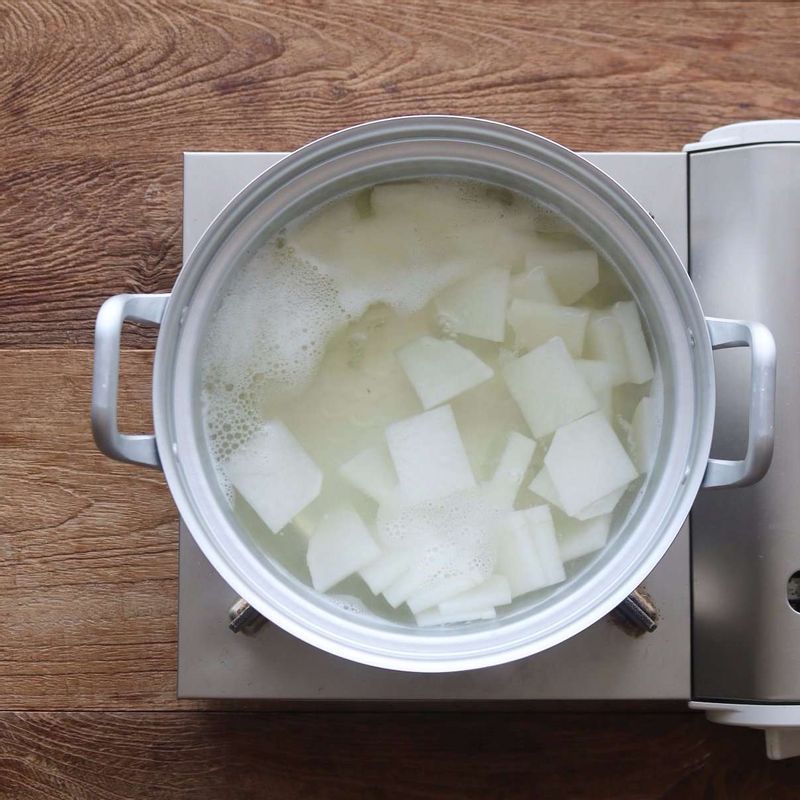 냄비에 다시마멸치새우육수와 무를 넣고 국물을 끓여주세요. 국물이 끓어오르면 양념장 재료와 알 또는 고니, 동태를 넣어 끓여주세요.