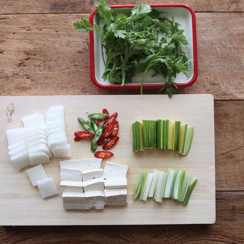 무는 나박하게 썰고, 애호박과 두부는 먹기 좋게 썰어주세요. 대파, 홍고추, 청양고추는 어슷썰기 해주세요.