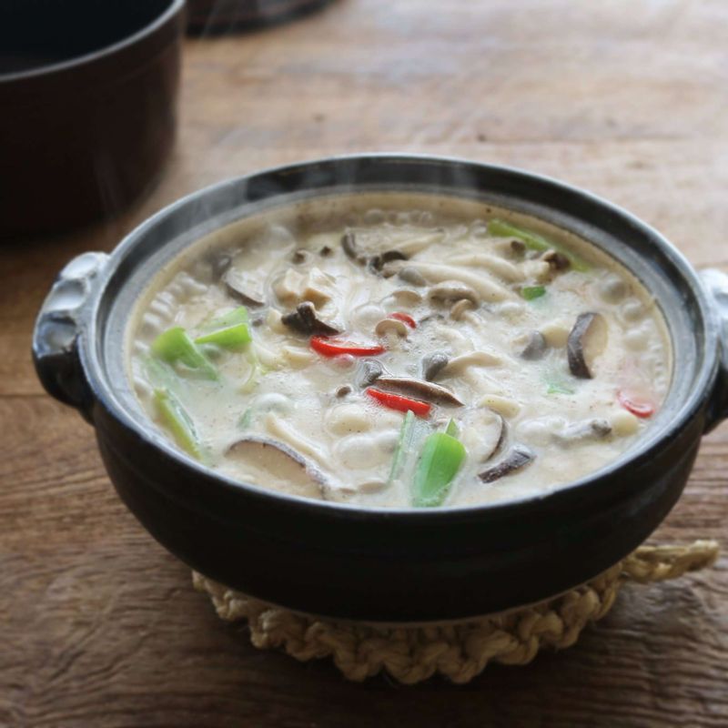 소금으로 간을 맞추고, 찹쌀물을 넣어 농도를 맞춘 후 불을 꺼주세요.