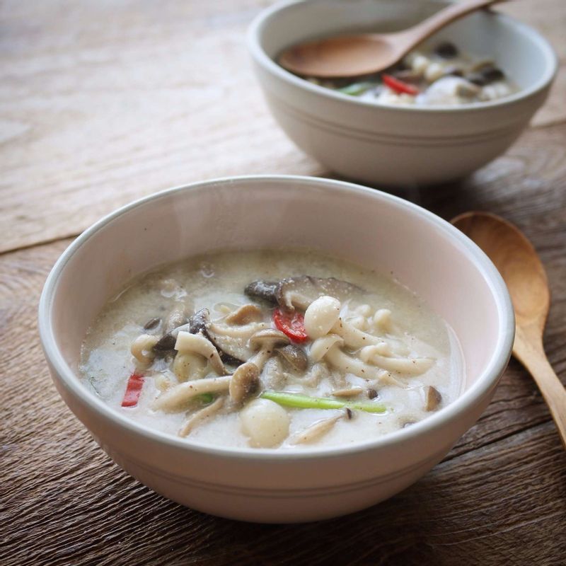 알맞은 그릇에 덜어 따뜻할 때 즐겨주세요.