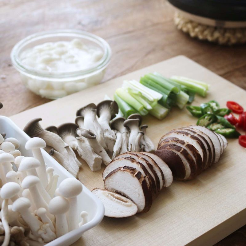 버섯과 대파는 먹기 좋은 크기로 자르고, 고추는 어슷하게 썰어주세요. 조랭이떡은 찬물에 담갔다 체에 밭쳐 물기를 빼주세요.
(찹쌀가루에 다시마멸치육수 3큰술을 넣고 잘 풀어 찹쌀물을 만들어주세요.)