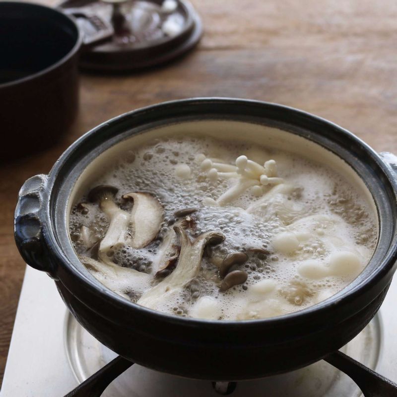 냄비에 다시마멸치 육수를 넣고 끓이다가, 육수가 끓어오르면 버섯과 조랭이떡을 넣고 2분정도 끓여주세요. (중간중간 떡이 눌러 붙지 않도록 저어주세요.)