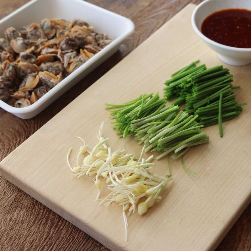 달래는 알뿌리 껍질을 벗기고, 뿌리 가운데에 까만 돌기를 제거해서 깨끗이 씻은 후 4센치 길이로 잘라주세요.