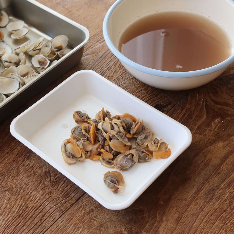 삶은 꼬막은 살만 발라주세요.(꼬막 삶은 물은 버리지 말고, 해감이 덜된 꼬막살을 씻어주세요.)