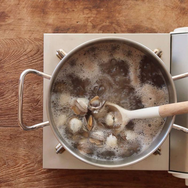 해감한 꼬막은 깨끗이 비벼 씻어주세요. 끓는물에 청주를 넣어 온도를 떨어뜨린 다음 꼬막을 넣고 한쪽 방향으로 저어주면서 삶다가 입이 벌어지기 시작하면 체로 건져주세요.