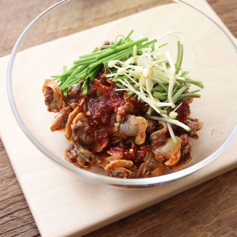 볼에 꼬막살을 넣고, 양념장을 넣어 섞은 후 달래를 넣어 살살 무친 후 깨를 뿌려주세요.