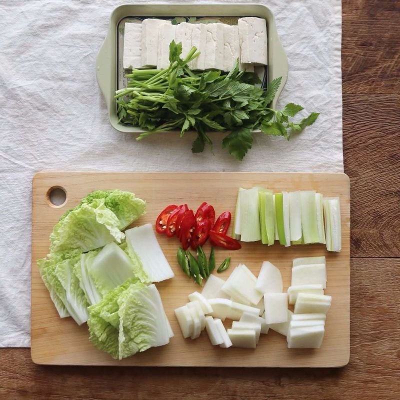 무는 나박썰기 하고, 청양고추와 홍고추는 어슷하게 썰어주세요. 알배추와 두부는 먹기좋게 썰고 대파, 미나리는 5센치 길이로 잘라주세요.