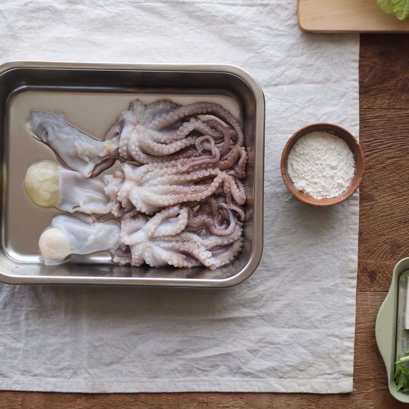 낙지는 머리를 뒤집어 내장과 먹통을 제거하고, 눈과 입을 떼어낸 후 밀가루를 넣어 깨끗이 주물러 씻어주세요. (바지락은 비벼 씻은 후 소금물에 담가 어두운 곳에서 3시간 정도 해감 해주세요.)