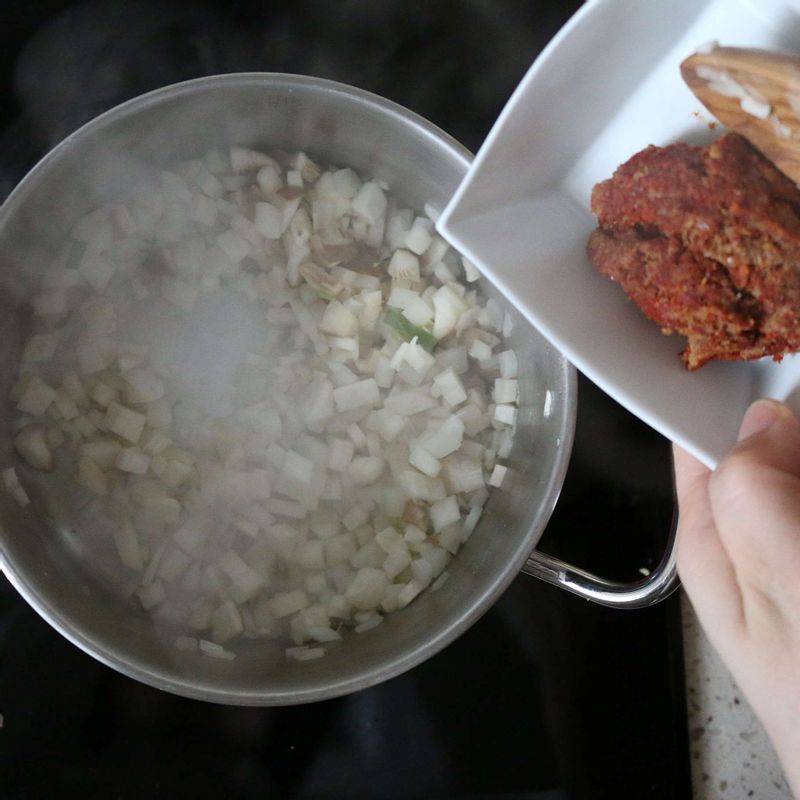 냄비에 참기름을 약간 두르고 양파, 새송이버섯을 넣고 볶다가 향이 올라오면 된장 양념 재료를 넣어 끓여주세요.