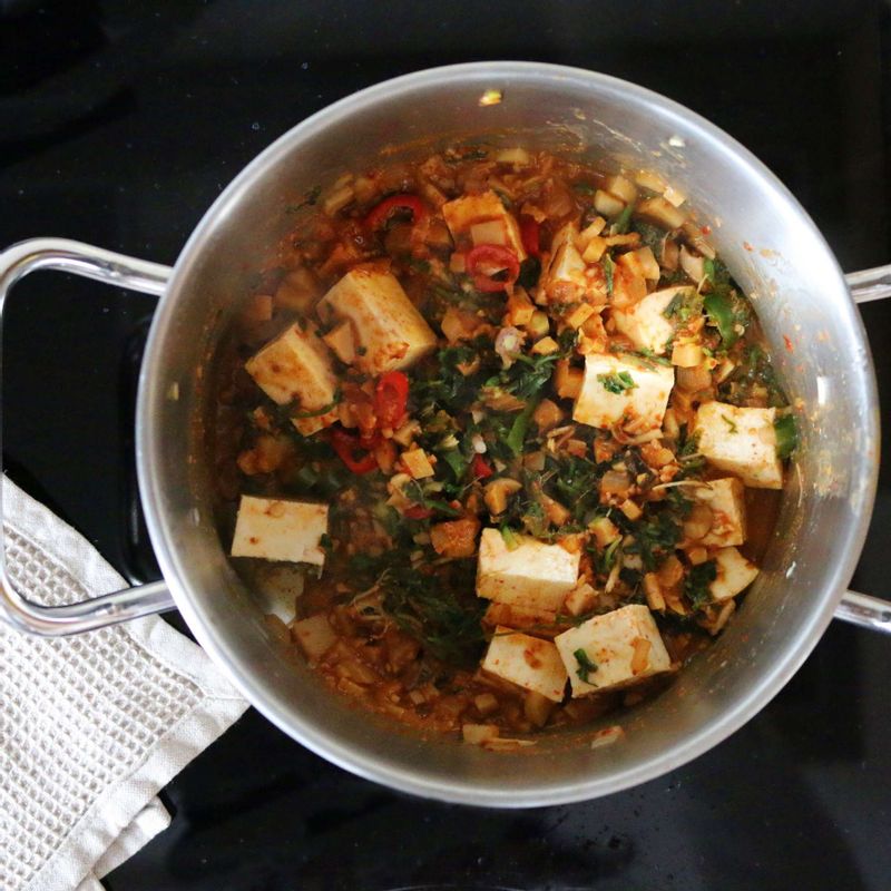 3분간 끓이다가 양념이 자작해지면 두부와 냉이를 넣고 살짝 더 끓여주세요.