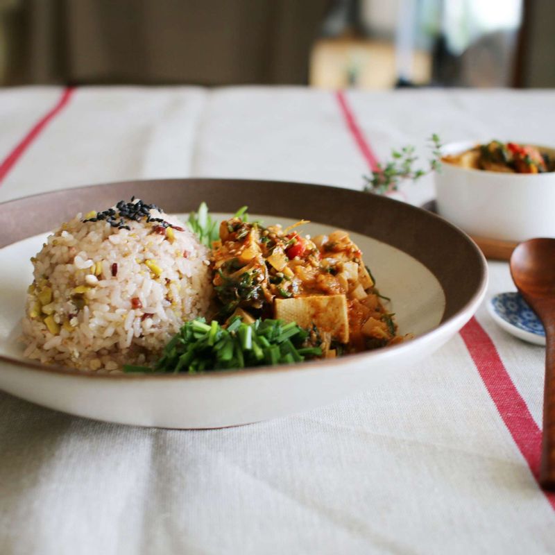 그릇에 현미밥을 담고 부추, 돌나물, 강된장을 곁들여 내어주세요.