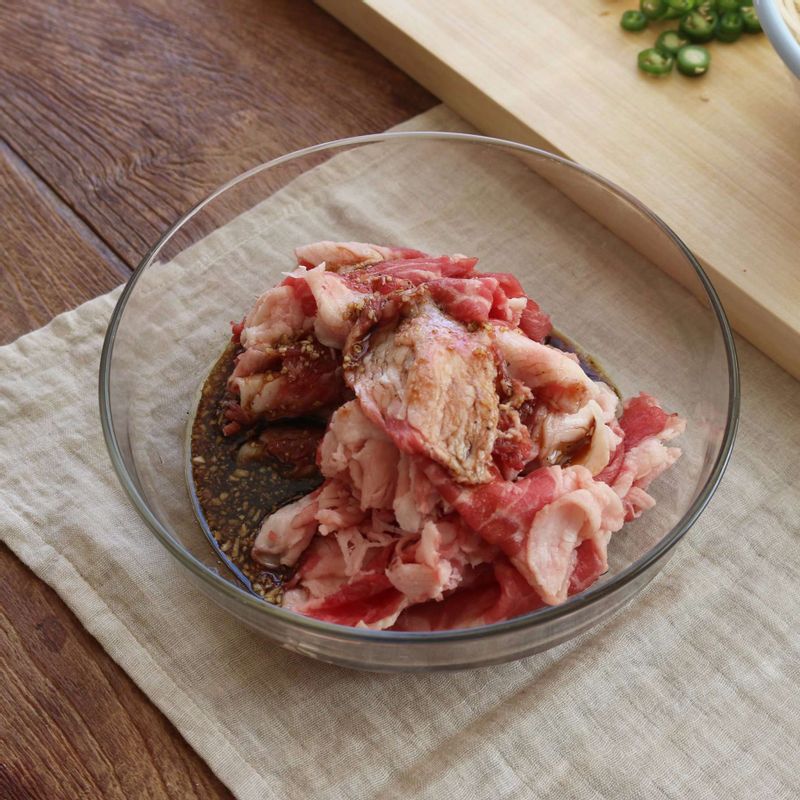 차돌박이는 키친타월에 올려 핏물을 제거한 후, 고기양념 재료에 20분정도 밑간해주세요.