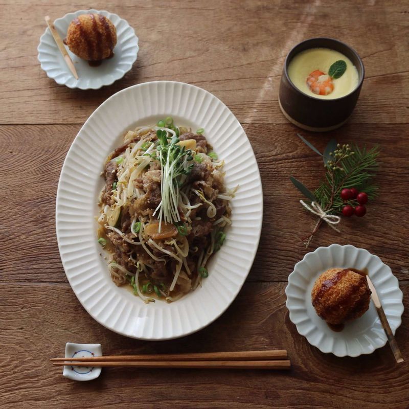 차돌박이 숙주볶음에 통깨를 뿌린 후, 송송 썬 실파와 무순을 올려 장식해주세요.