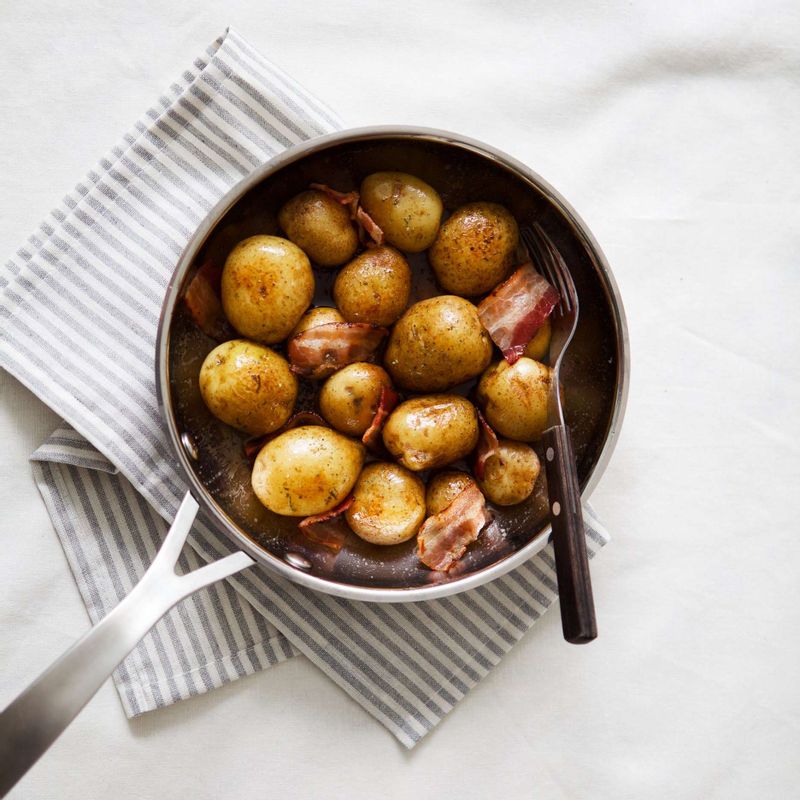 TIP. 어린 시금치 잎과 오리엔탈 드레싱을 뿌리면 색감이 더해져 플레이팅이 더 멋스러워요.