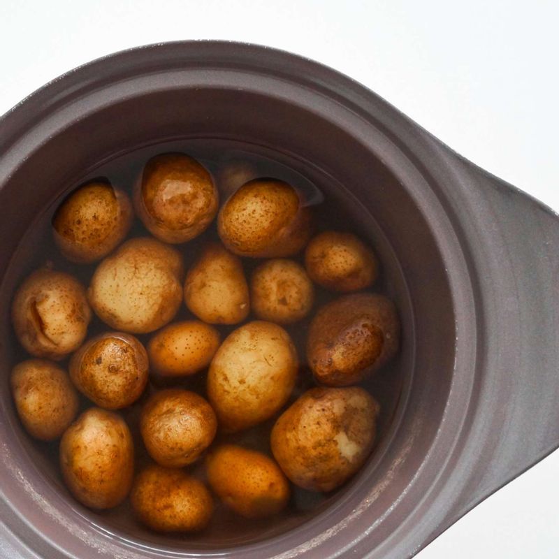 알감자는 깨끗이 씻어 냄비에 물과 함께 넣은 후 삶아주세요. (끓는 물에서 10분~15분 정도 삶아주세요.)