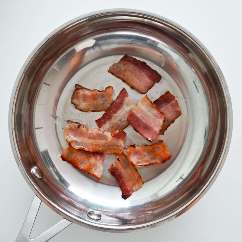 달군 팬에 베이컨을 올려 바삭하게 구운 후 5cm 길이로 잘라주세요.