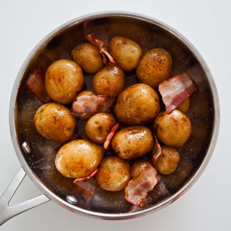 STEP2의 팬에 STEP1의 알감자와 버터, 설탕, 소금을 넣고 노릇하게 구워주세요.