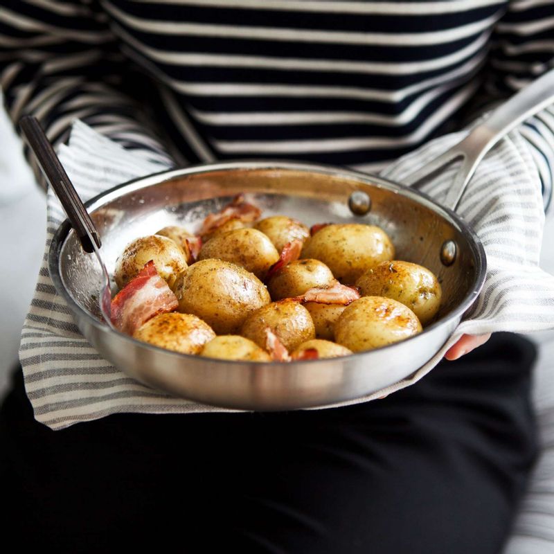 알감자버터구이을 위한 재료 이미지로 알감자,베이컨,버터,설탕,소금 등으로 구성 되어있습니다.