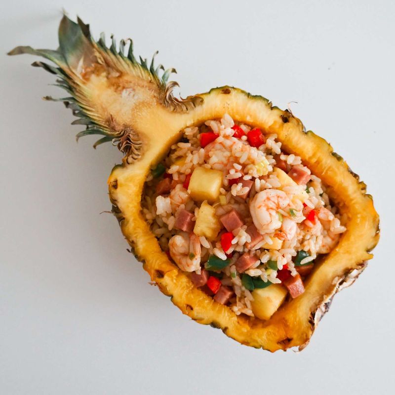 STEP1의 속을 파낸 파인애플 통에 완성된 볶음밥을 보기 좋게 담아주세요.