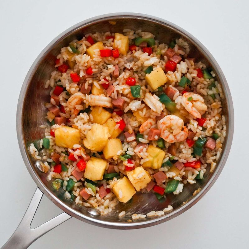 재료가 익으면 밥을 넣고 강불에서 바싹 볶으며 소금과 후춧가루를 넣어 간을 맞춰주세요.