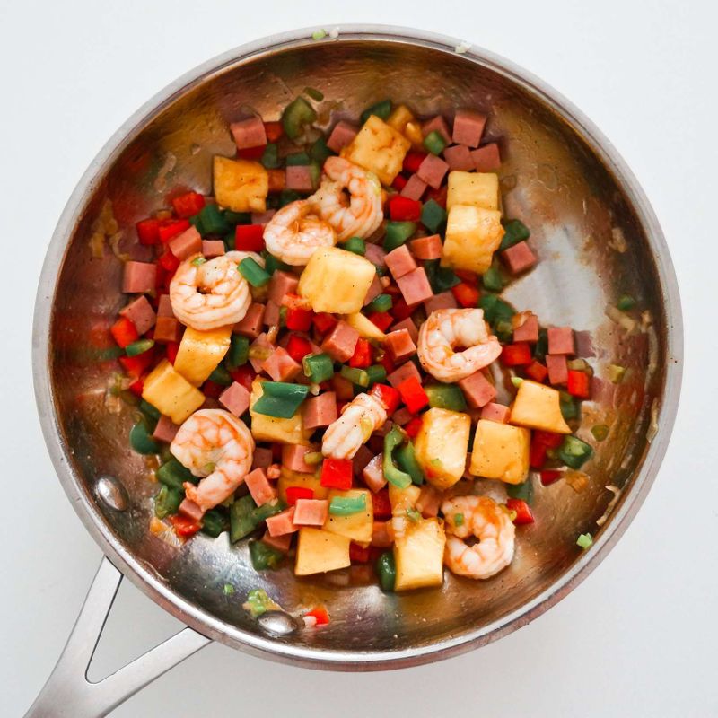 팬에 식용유를 두른 후 STEP2의 대파를 넣고 볶다가 STEP2의 새우와 햄, 피망, 그리고 STEP1의 파인애플을 넣은 후 굴소스를 둘러 골고루 잘 볶아주세요.