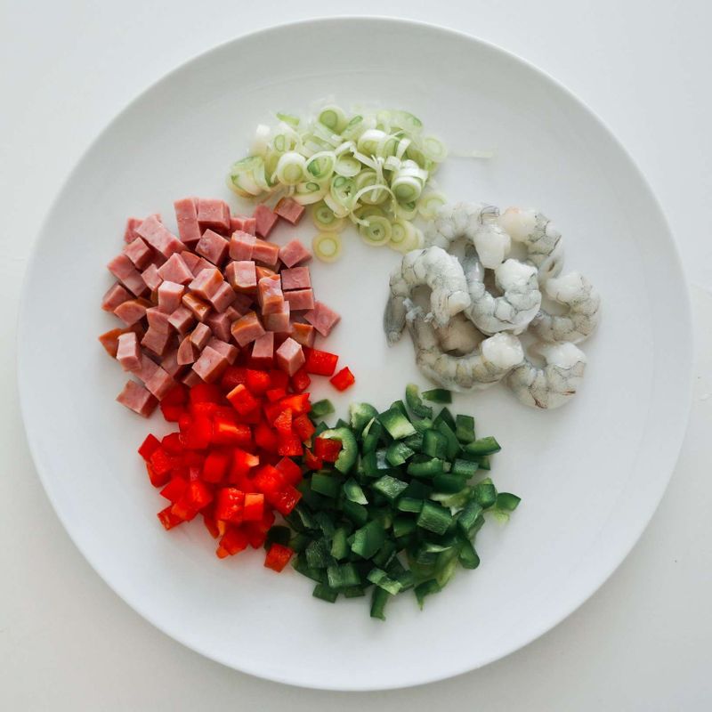 청피망, 홍피망, 햄은 작게 깍둑썰기 하고 대파는 송송 썰어주세요. 새우는 껍질을 벗겨주세요.