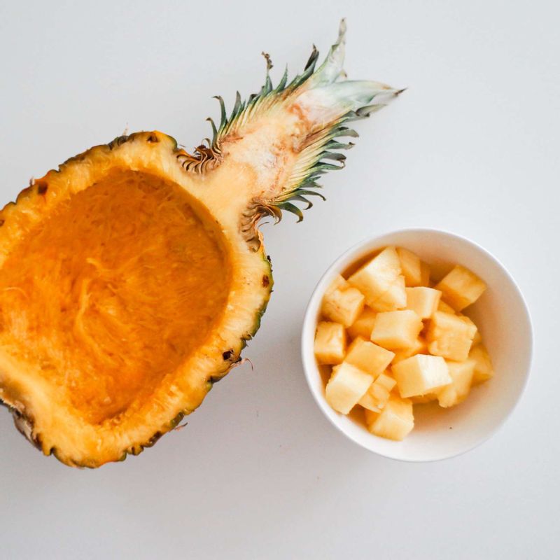 반으로 자른 파인애플은 속을 파낸 후 과육은 먹기 좋은 크기로 깍둑썰기 해주세요.