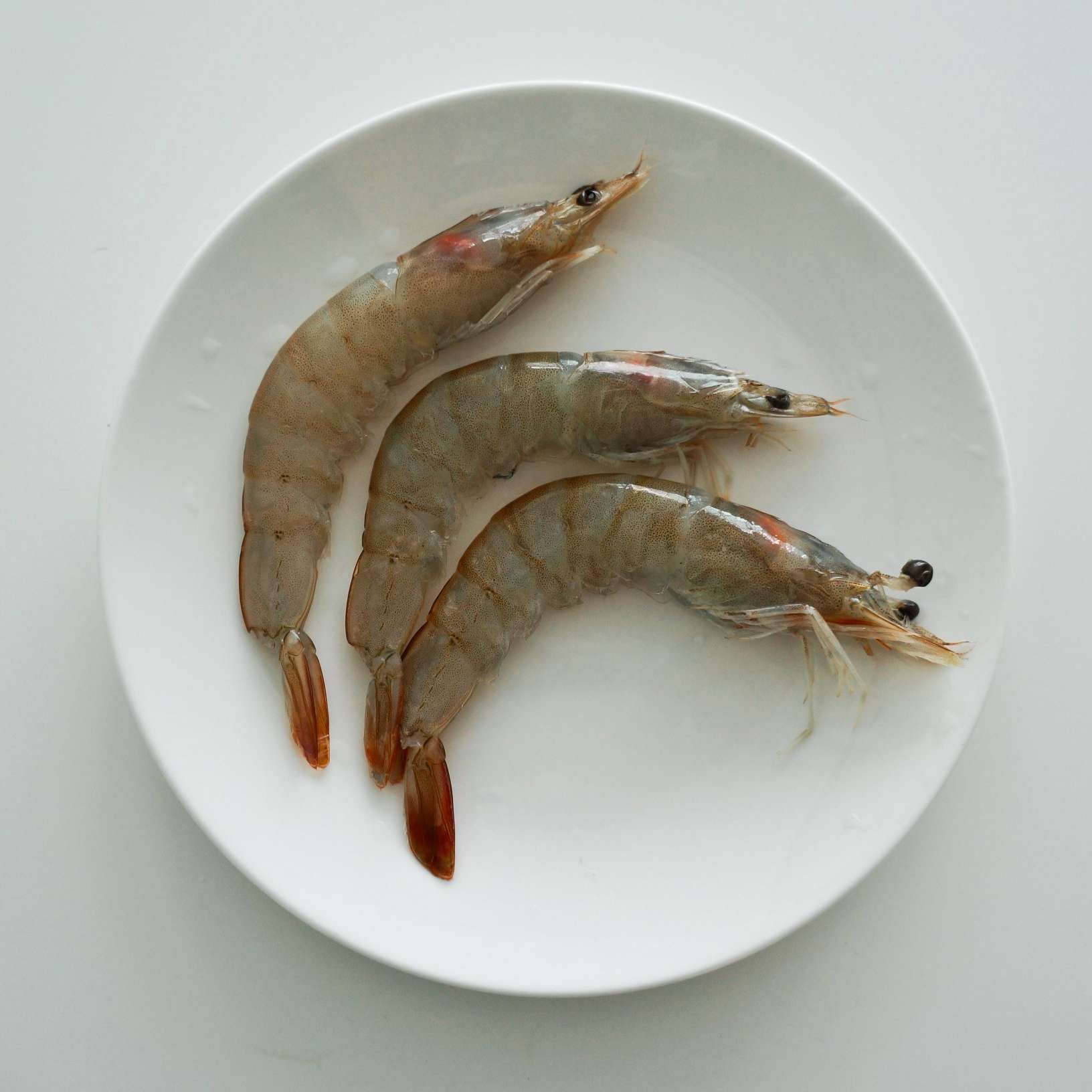 새우는 수염과 머리의 뾰족한 뿔 부분, 꼬리의 물총 부분, 그리고 내장과 몸통의 껍질을 제거한 후 깨끗이 씻어 물기를 제거해주세요.