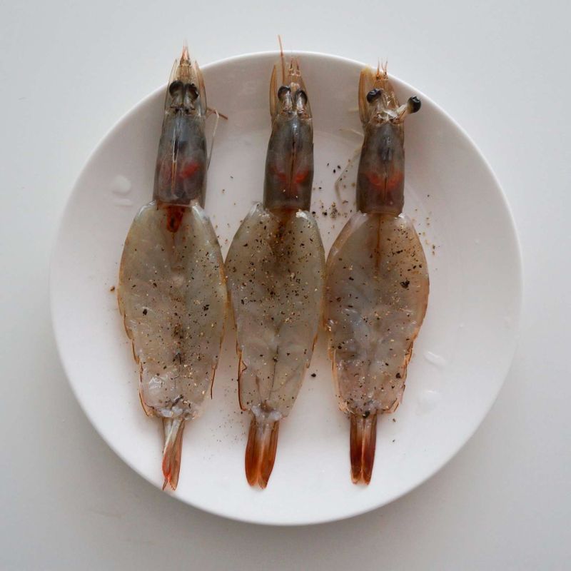 새우는 등을 반으로 갈아 넓게 편 후 소금, 후춧가루를 뿌려 밑간을 해주세요.