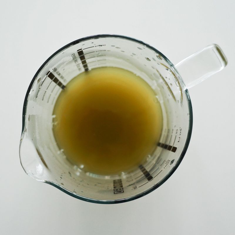 뜨거운 물에 녹차 가루를 섞어 녹차를 만들어주세요.