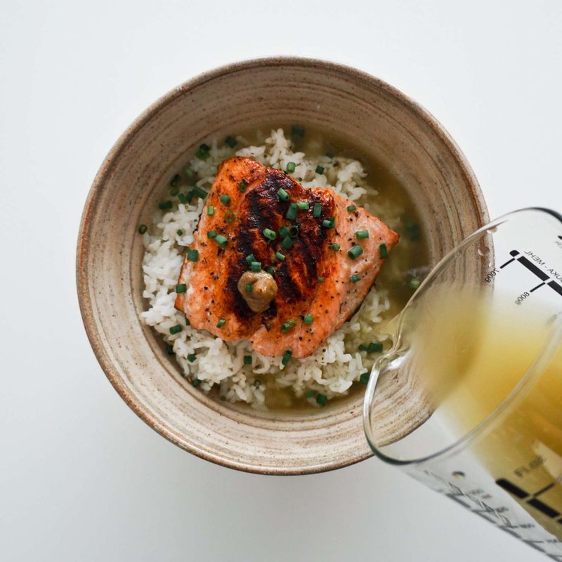 밥그릇에 밥을 담고 STEP2의 연어와 고추냉이를 올려주세요. 쪽파를 송송 썰어 뿌린 후 STEP1의 녹차를 밥이 2/3정도 잠길 만큼 붓고 통깨를 쌀짝 뿌려 완성하세요.