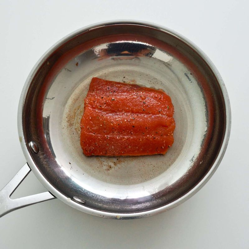 연어에 허브솔트를 뿌려 밑간을 한 후 달군 팬에 식용유를 두르고 연어를 앞뒤로 노릇하게 구워주세요. 다 익으면 먹기 좋은 크기로 잘라주세요.