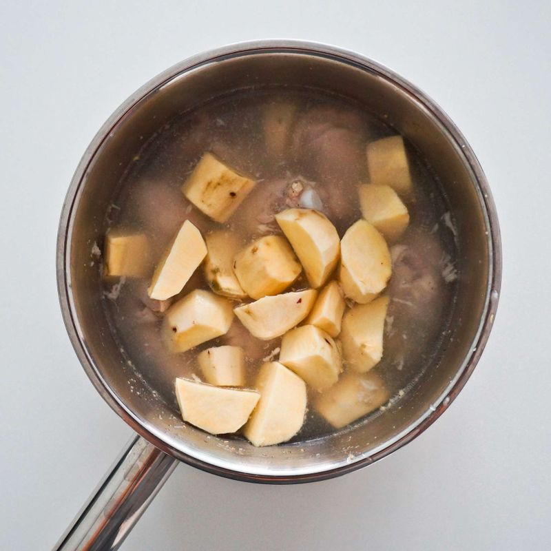 냄비에 STEP1의 고구마와 닭고기를 넣고 재료가 잠길 정도로 물을 부은 후 끓여주세요. 닭과 고구마가 익으면 물을 버려주세요.