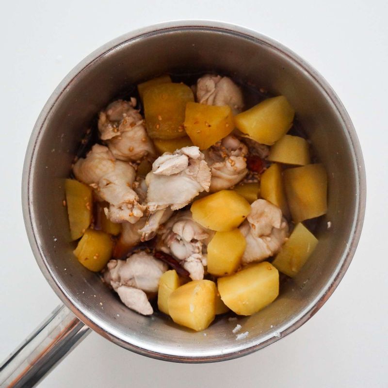 냄비에 STEP3의 닭고기와 고구마, STEP2이 양념장과 페페론치노를 넣고 졸여주세요. 대파를 3cm 크기로 썰어 넣은 후 조금 더 익혀주세요.
