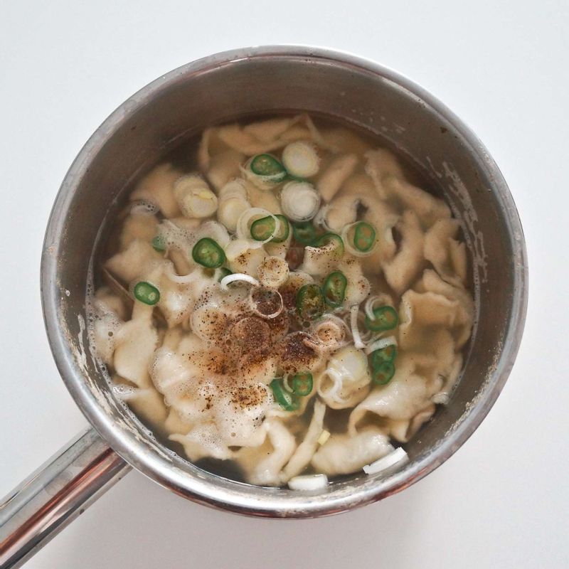 바지락이 다 익어 입을 벌리면 STEP2의 반죽을 먹기 좋은 크기로 조금씩 떼어 넣은 후 다진 마늘을 넣고 팔팔 끓여주세요. 수제비가 다 익으면 대파와 청양고추를 넣고 소금과 후춧가루로 간을 해주세요.