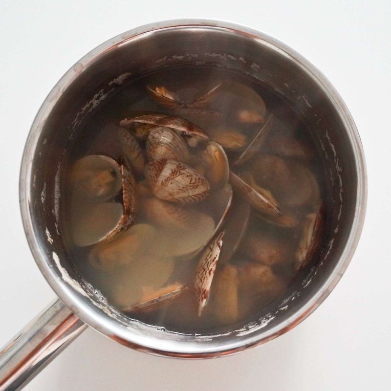 냄비에 멸치다시마 육수와 STEP1의 바지락을 넣고 팔팔 끓여주세요. 이때 생기는 거품은 불순물이니 걷어내 주세요.