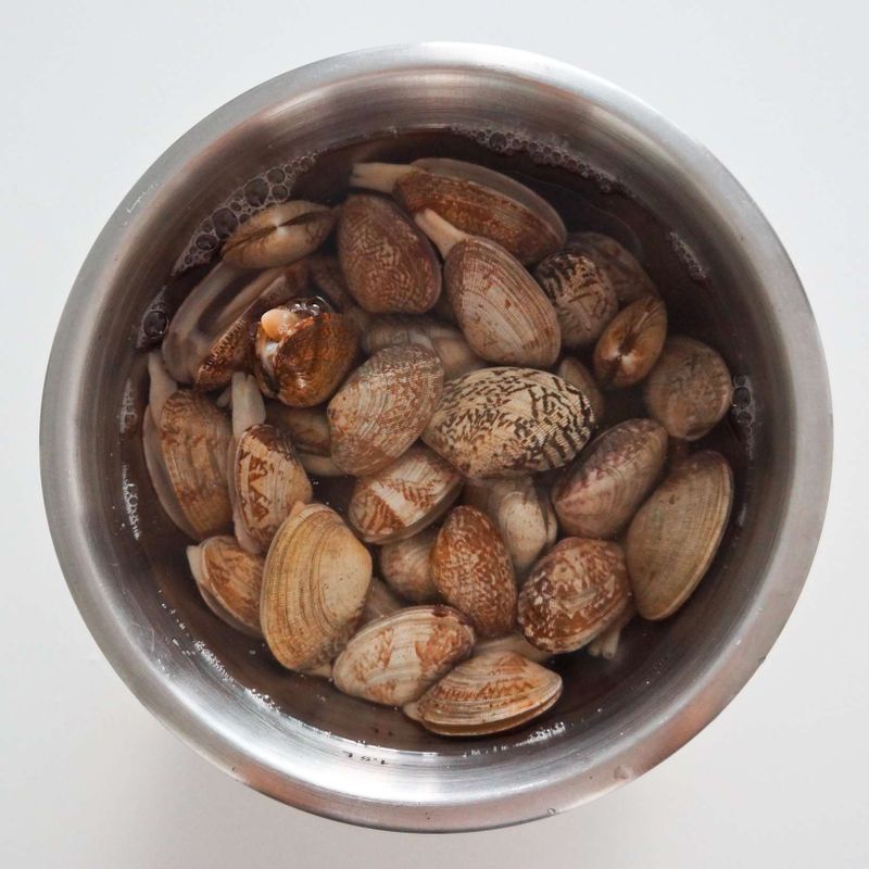 바지락은 해감을 한 후 깨끗이 씻어주세요.
TIP. 바지락은 맑은 물이 나올 때까지 닦은 후 소금을 넣은 물에 담가 해감을 하세요.