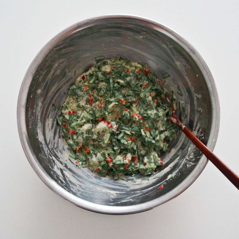 볼에 부침가루, 달걀노른자, 찬물을 넣고 잘 섞은 후 STEP1의 재료를 넣고 섞어 반죽을 만들어주세요.