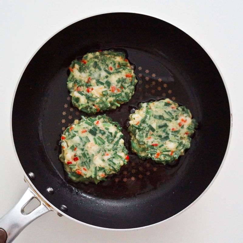 달군 팬에 식용유를 두른 후 STEP2의 반죽을 먹기 좋은 크기로 한 숟가락씩 올려 노릇하게 부쳐주세요.