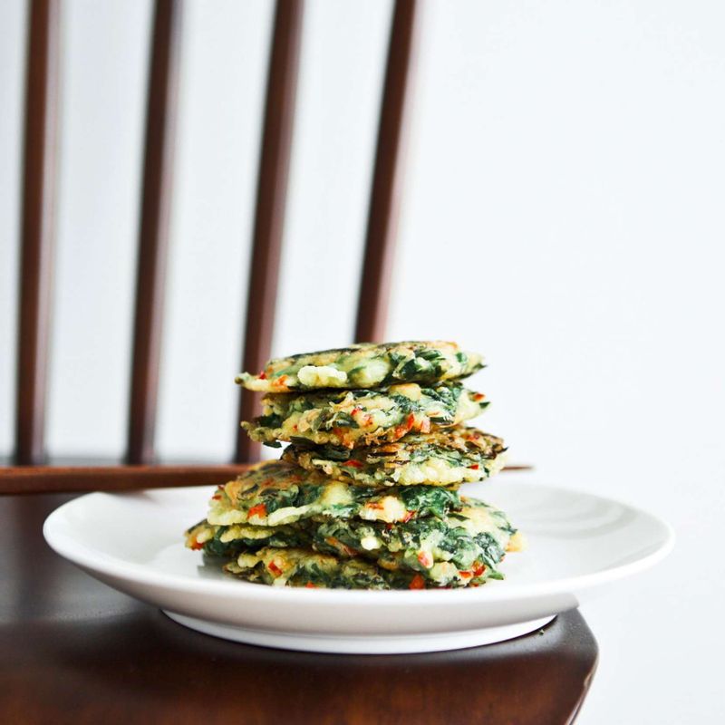 완성된 요리를 그릇에 담아 마무리해주세요.