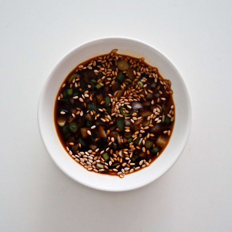 쪽파를 썬 후 소스 재료와 잘 섞어 곁들여 내주세요.