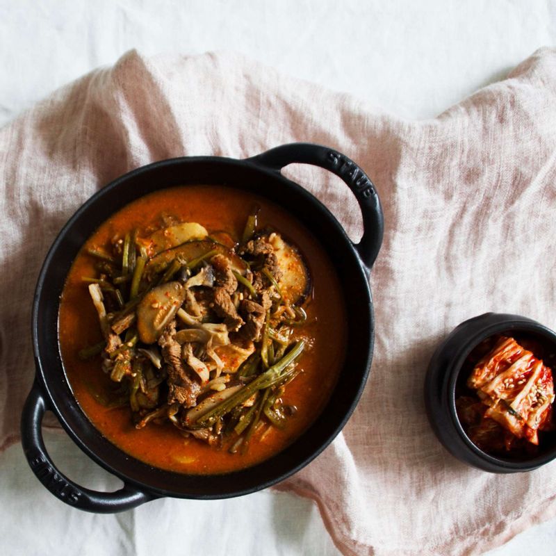 완성된 요리를 그릇에 담아 마무리해주세요.